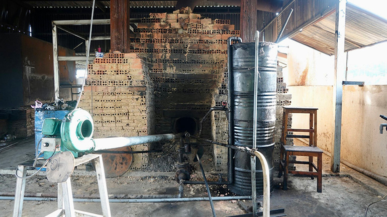 Máy móc, thiết bị dùng để tái chế nhớt thải thành dầu diesel. (Ảnh: Công an Bình Thuận)