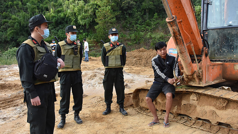 Một đối tượng khai thác khoáng sản trái phép bị bắt ngay tại hiện trường cùng với phương tiện máy đào.