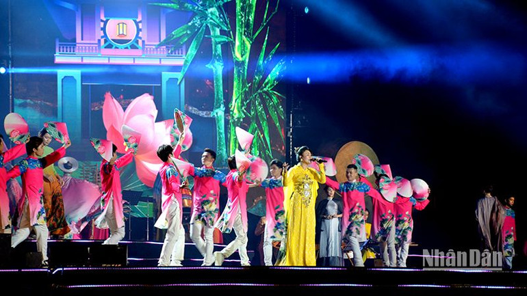 Nhà hát ca múa nhạc Biển xanh trình diễn tiết mục múa hát tại Lễ bế mạc.