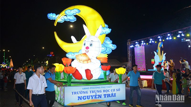 Đèn lồng lớn Thỏ ngọc tinh nghịch của Trường THCS Nguyễn Trãi.