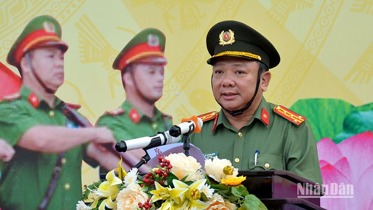 Đại tá Lê Quang Nhân, Giám đốc Công an tỉnh Bình Thuận phát biểu giao nhiệm vụ cho các lực lượng Công an tỉnh. (Ảnh: Đình Châu)