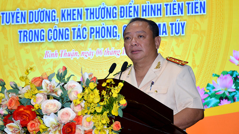 Đại tá Lê Quang Nhân, Giám đốc Công an tỉnh Bình Thuận phát biểu khai mạc Hội nghị tuyên dương. Đại tá Lê Quang Nhân, Giám đốc Công an tỉnh Bình Thuận phát biểu khai mạc Hội nghị tuyên dương.