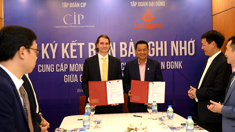 Đại diện Tập đoàn CIP (bên trái ảnh) và Tập đoàn Đại Dũng ký kết Biên bản ghi nhớ về hợp tác phát triển thi công chế tạo móng monopile và kết cấu thép cho các dự án điện gió ngoài khơi tại Việt Nam