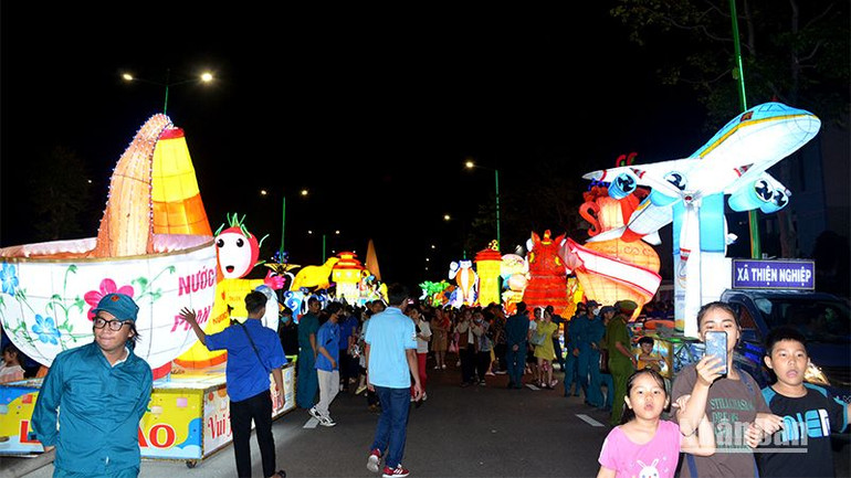 29 Lồng đèn lớn được tập kết tại sân Lễ chuẩn bị cho Lễ hội rước đèn qua các đường phố chính của thành phố biển Phan Thiết.