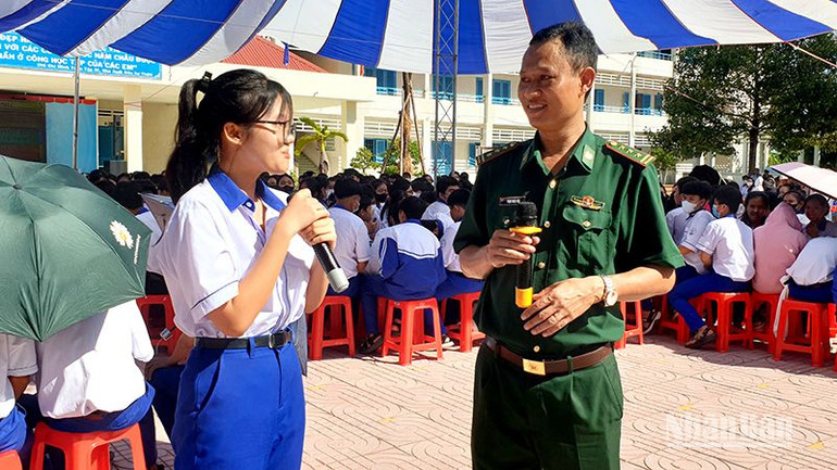 Các em học sinh giao lưu, trả lời các câu hỏi liên quan đến biển, đảo Việt Nam do báo cáo viên Bộ Chỉ huy Bộ đội Biên phòng tỉnh đưa ra.