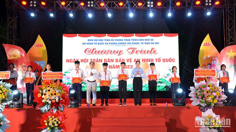 Đại diện Ban chỉ đạo tỉnh Bình Thuận và huyện Hàm Thuận Bắc trao quà cho học sinh vượt khó ở xã Hàm Liêm. (Ảnh: Đình Châu)