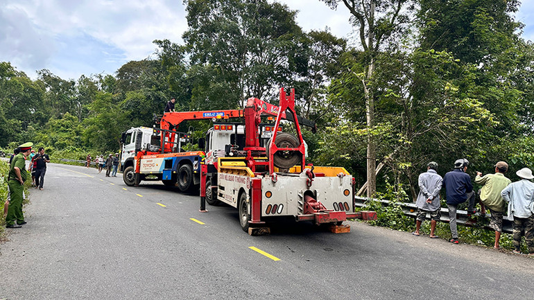 Các xe cẩu được huy động để cẩu kéo xe bị nạn, giải phóng hiện trường. Các xe cẩu được huy động để cẩu kéo xe bị nạn, giải phóng hiện trường.