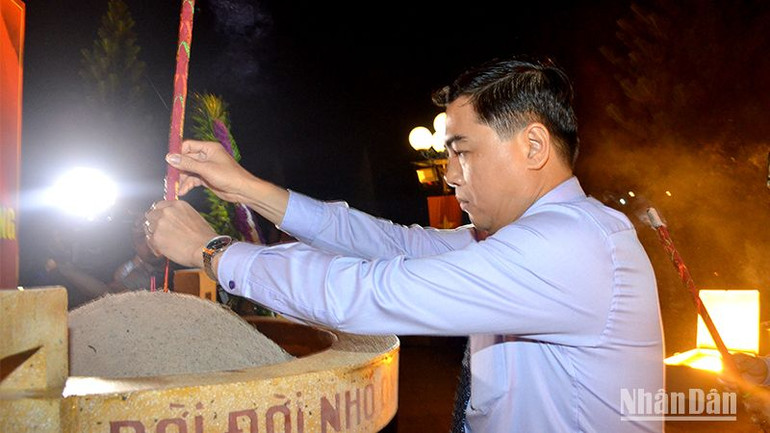 Đồng chí Nguyễn Hoài Anh, Ủy viên Dự khuyết Trung ương Đảng, Phó Bí thư Thường trực Tỉnh ủy, Chủ tịch Hội đồng nhân dân tỉnh Bình Thuận thắp hương tưởng niệm các Anh hùng liệt sĩ (Ảnh: Đình Châu)