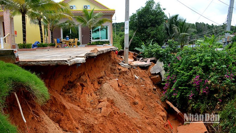 Một phần sân nhà dân bị sụp, tạo thành hàm ếch rất nguy hiểm