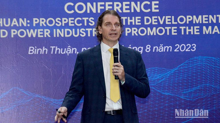 Ông Stuart Livesey, đại diện Tập đoàn CIP tại Việt Nam trình bày dự án điện gió ngoài khơi La Gàn, thuộc vùng biển Tuy Phong