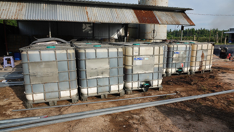 Các thùng chứa dầu diesel sau khi tái chế. (Ảnh: CA Bình Thuận)