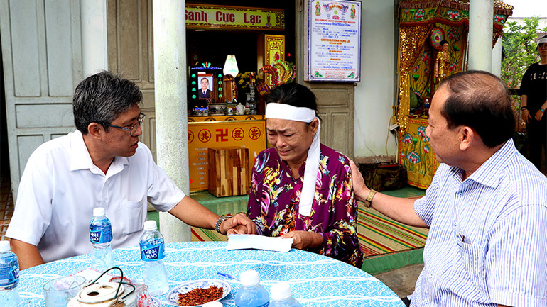 Phó Chủ tịch Ủy ban nhân dân tỉnh Bình Thuận Nguyễn Minh (ngoài cùng bên trái) thăm hỏi, chia buồn với thân nhân gia đình ông Bùi Ngọc Lâm ở xã Hàm Thắng, huyện Hàm Thuận Bắc.