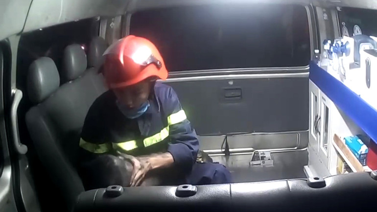 Hình ảnh chiến sĩ chữa cháy Trần Văn Quỳnh đang sơ cứu cháu bé trên xe cứu thương. Hình ảnh chiến sĩ chữa cháy Trần Văn Quỳnh đang sơ cứu cháu bé trên xe cứu thương.