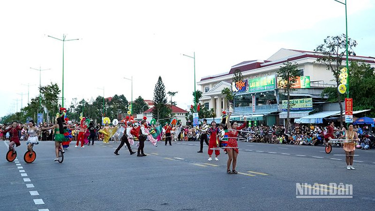 Biểu diễn xiếc và các hoạt động hoạt náo trong Lễ hội đường phố với chủ đề “Sắc màu Bình Thuận”.