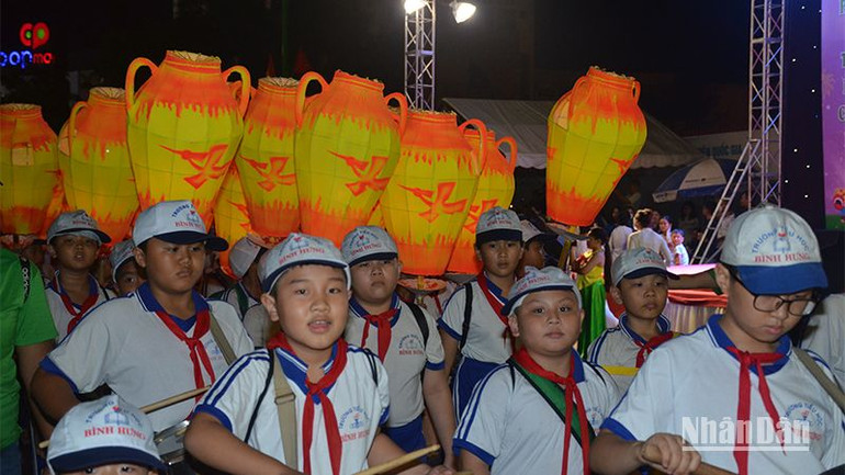 Các em học sinh của phường Bình Hưng rước Lồng đèn nhỏ với dáng hình của bình gốm Chăm.