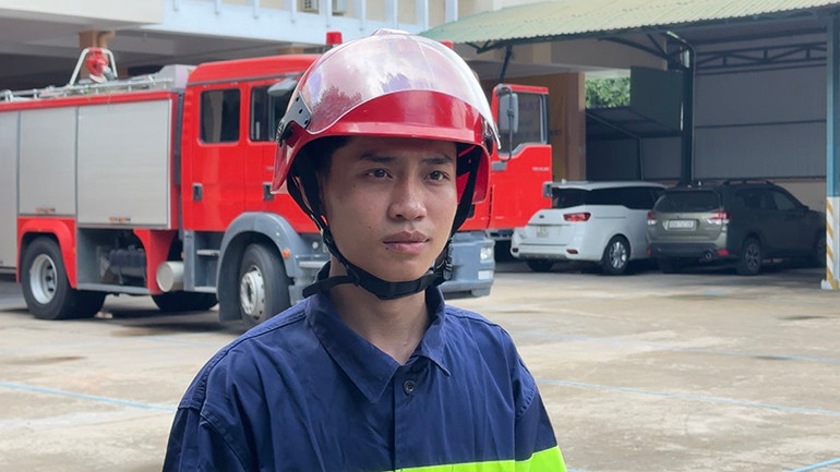 Chiến sĩ chữa cháy Trần Văn Quỳnh, Phòng Cảnh sát PCCC-CNCH Công an Bình Thuận, người sơ cứu cháu bé trong vụ cháy nhà ở Phan Thiết vào đêm ngày 31/8/2023. Chiến sĩ chữa cháy Trần Văn Quỳnh, Phòng Cảnh sát PCCC-CNCH Công an Bình Thuận, người sơ cứu cháu bé trong vụ cháy nhà ở Phan Thiết vào đêm ngày 31/8/2023.