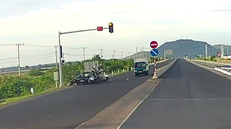 Thời khắc xe ô-tô con tông hàng loạt người và xe máy đang dừng đèn đỏ, khi đồng hồ đếm ngược ở giây 26.