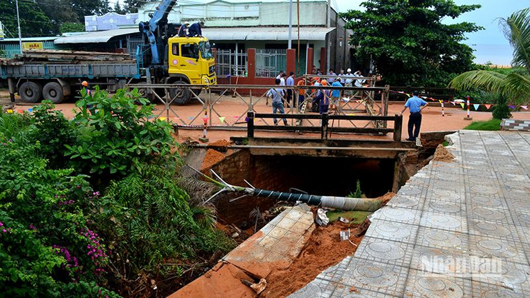 Cống bản dài 6m rộng 10m tại Km12+28 đường ĐT719 bị nước gây xói lở, làm sụp thân cống phía hạ lưu.