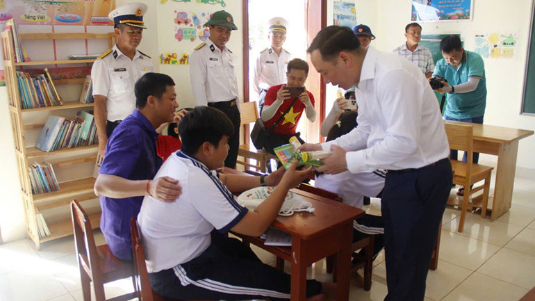 Đoàn công tác của Quân chủng Hải quân phối hợp các đơn vị doanh nghiệp trung ương tặng sách và đồ dùng học tập cho các em học sinh trên đảo Đá Tây A (Quần đảo Trường Sa). Đoàn công tác của Quân chủng Hải quân phối hợp các đơn vị doanh nghiệp trung ương tặng sách và đồ dùng học tập cho các em học sinh trên đảo Đá Tây A (Quần đảo Trường Sa).