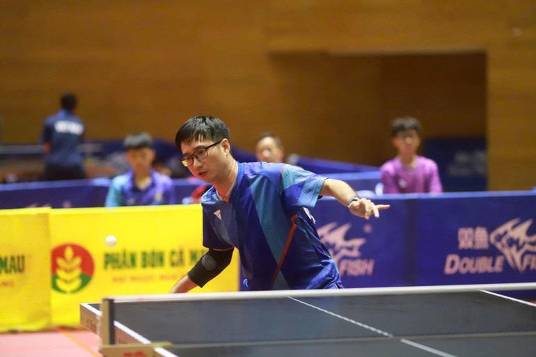 Vận động viên Nguyễn Tùng Lâm (biệt danh Lâm Làng Sét) trong một pha giao tranh tại Giải vô địch bóng bàn quốc gia Báo Nhân Dân lần thứ 43.