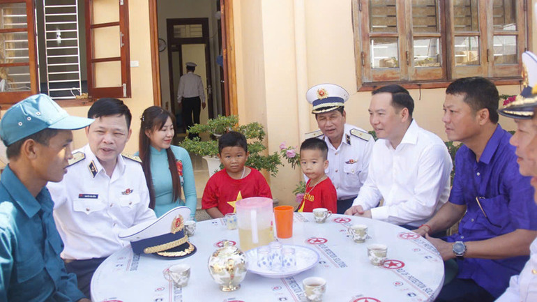 Đoàn công tác của Quân chủng Hải Quân phối hợp các đơn vị doanh nghiệp Trung ương thăm các hộ gia đình sinh sống trên đảo Đá Tây A (Quần đảo Trường Sa). Đoàn công tác của Quân chủng Hải Quân phối hợp các đơn vị doanh nghiệp Trung ương thăm các hộ gia đình sinh sống trên đảo Đá Tây A (Quần đảo Trường Sa).