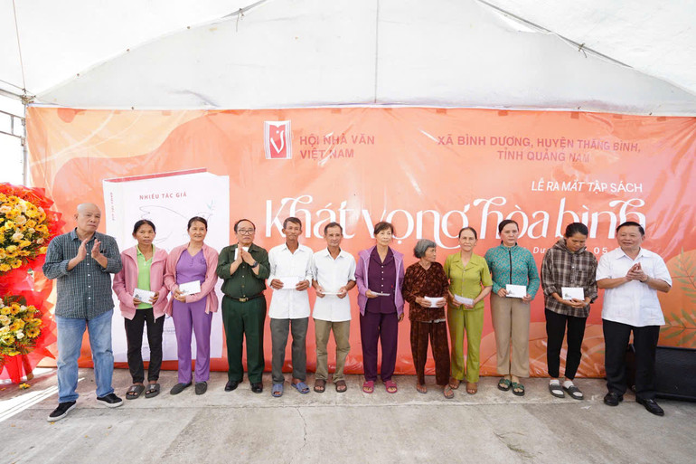 Đại diện Hội Nhà văn Việt Nam tặng quà cho các gia đình chính sách. Đại diện Hội Nhà văn Việt Nam tặng quà cho các gia đình chính sách.