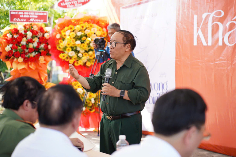 Nhà thơ Trần Đăng Khoa, Phó Chủ tịch Hội Nhà văn Việt Nam phát biểu tại Lễ ra mắt sách. Nhà thơ Trần Đăng Khoa, Phó Chủ tịch Hội Nhà văn Việt Nam phát biểu tại Lễ ra mắt sách.