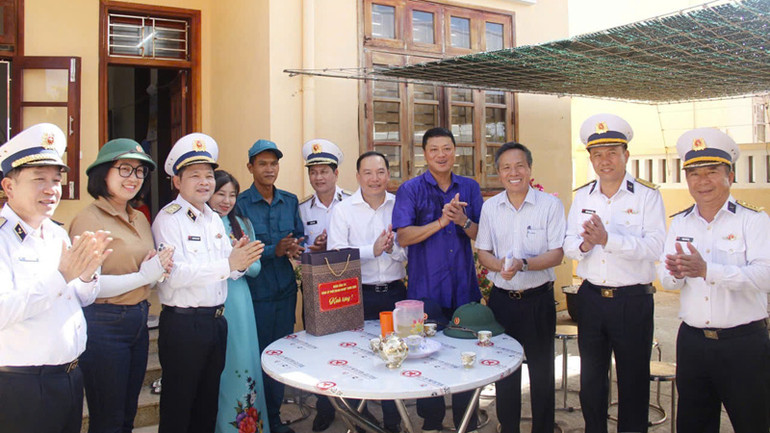 Tặng quà cho cán bộ, chiến trên đảo Đá Tây A (Quần đảo Trường Sa). Tặng quà cho cán bộ, chiến trên đảo Đá Tây A (Quần đảo Trường Sa).