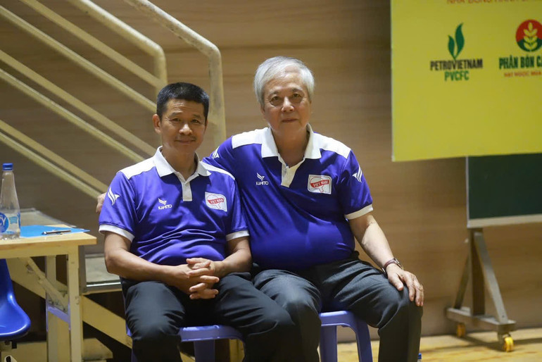 Trọng tài Vũ Tuấn chụp ảnh kỷ niệm với đồng nghiệp trong giờ giải lao.