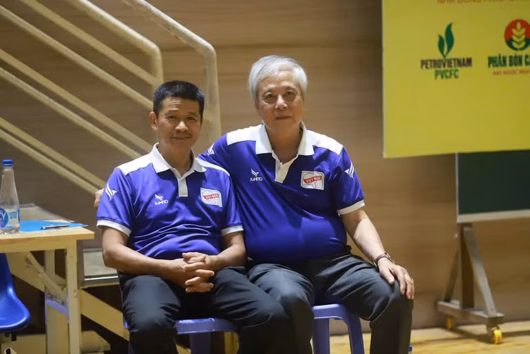 Trọng tài Vũ Tuấn chụp ảnh kỷ niệm với đồng nghiệp trong giờ giải lao.