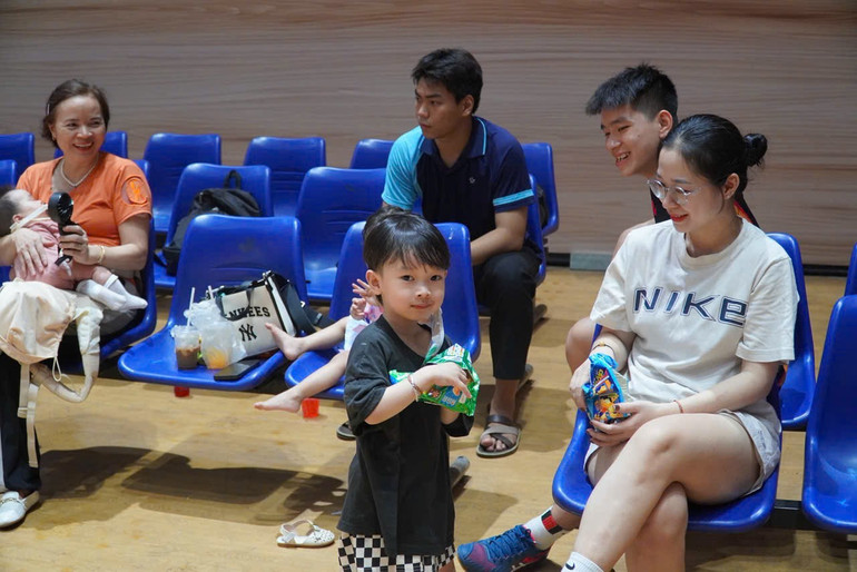 Mẹ vợ, vợ và hai con tới Cung Tiên Sơn, Đà Nẵng cổ vũ cho vận động viên "Nam Bo" của đoàn chủ nhà.