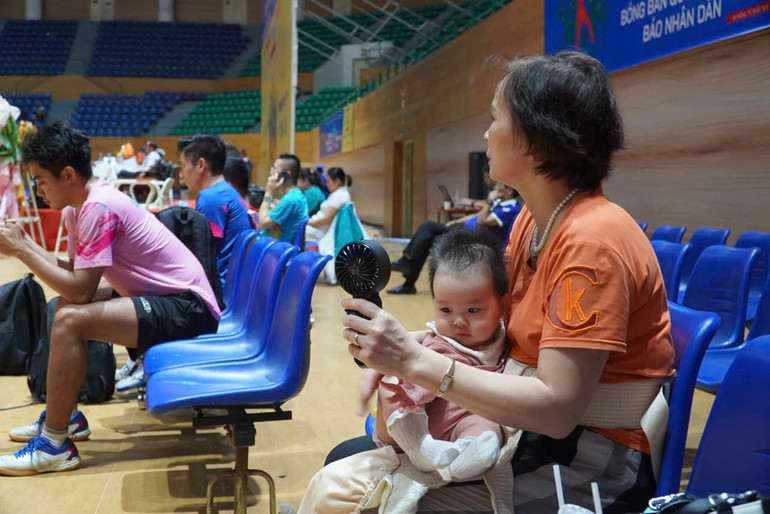 Bà Nguyễn Thị Nguyệt Hoa địu cháu gái cổ vũ cho cậu con rể "Nam Bo".