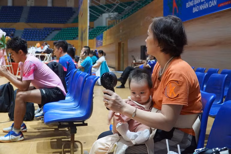 Bà Nguyễn Thị Nguyệt Hoa địu cháu gái cổ vũ cho cậu con rể "Nam Bo".