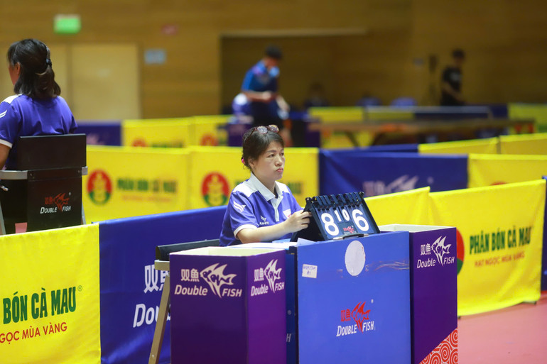 Chị Đỗ Thị Nga, một trong 10 nữ trọng tài đang âm thầm góp phần vào thành công của giải.