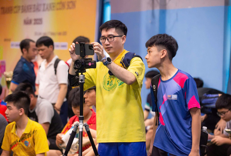 Vận động viên Nguyễn Tùng Lâm thực hiện các động tác kỹ thuật livestream trận đấu của đội nhà Times City để lan tỏa tình yêu bóng bàn tới công chúng.