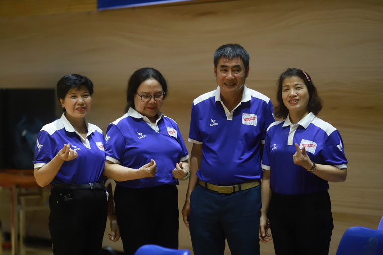 Trọng tài Đỗ Thị Nga (ngoài cùng bên phải) chụp ảnh kỷ niệm với các đồng nghiệp tại Giải vô địch bóng bàn quốc gia Báo Nhân Dân lần thứ 43.