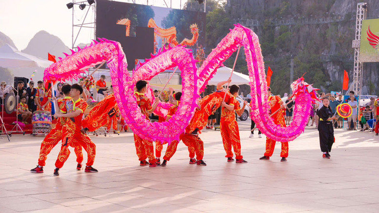 Đội Thành Linh Đường (Quảng Ninh) thực hiện bài thi ở nội dung múa rồng.