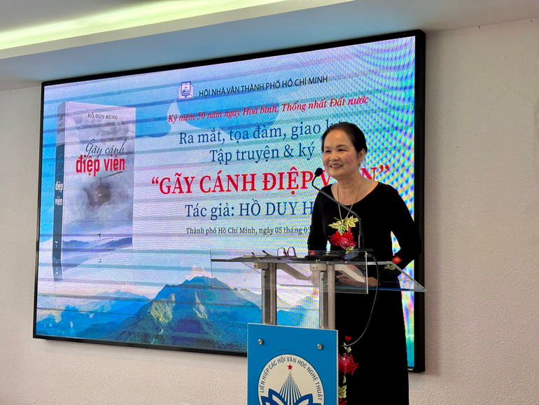 Nhà văn Trịnh Bích Ngân - Ủy viên Thường vụ Hội Nhà văn Việt Nam, Chủ tịch Hội Nhà văn Thành phố Hồ Chí Minh chia sẻ tại lễ ra mắt. Nhà văn Trịnh Bích Ngân - Ủy viên Thường vụ Hội Nhà văn Việt Nam, Chủ tịch Hội Nhà văn Thành phố Hồ Chí Minh chia sẻ tại lễ ra mắt.