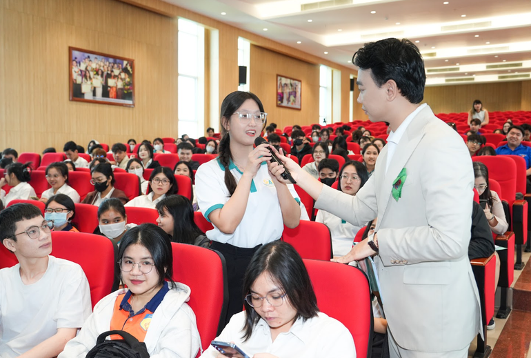 Nhiều tình huống về trật tự an toàn giao thông trong bộ tài liệu “Mô hình phiên tòa giả định” được các bạn sinh viên sôi nổi thảo luận, phân tích.