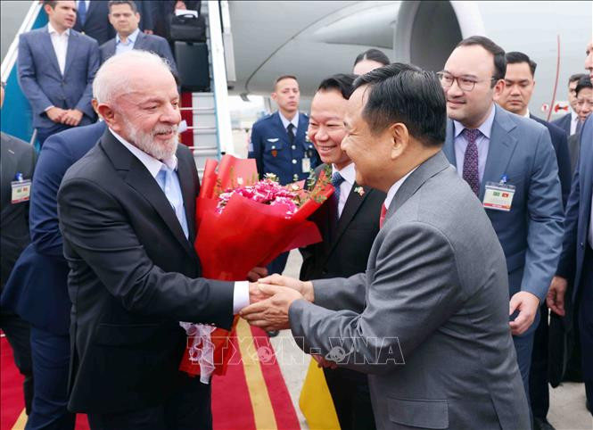 Tổng thống Brazil Luiz Inácio Lula da Silva tới Hà Nội, bắt đầu thăm cấp Nhà nước đến Việt Nam. (Ảnh: Phạm Kiên/TTXVN)