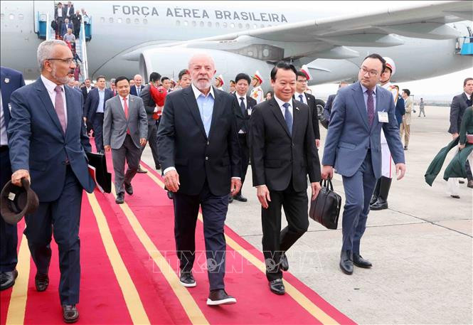 Bộ trưởng Nông nghiệp và Môi trường Đỗ Đức Duy đón Tổng thống Brazil Luiz Inácio Lula da Silva tại Sân bay quốc tế Nội Bài, Hà Nội. (Ảnh: Phạm Kiên/TTXVN)