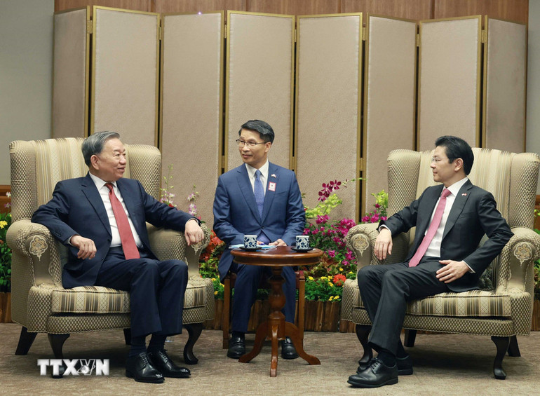 Tổng Bí thư Tô Lâm và Thủ tướng Cộng hòa Singapore, Tổng Thư ký Đảng Hành động nhân dân Singapore (PAP) Lawrence Wong gặp hẹp.