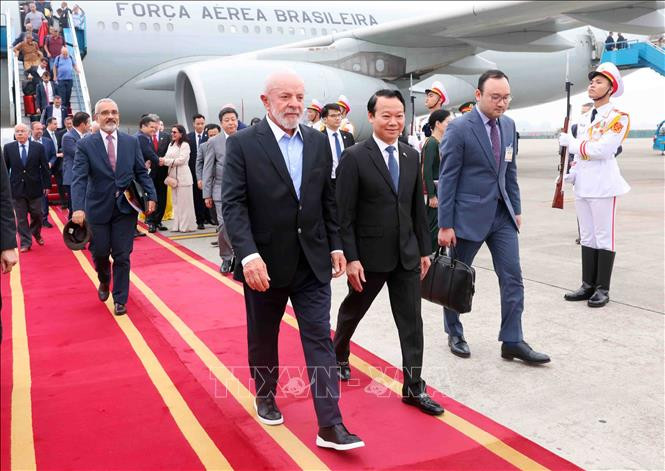 Tổng thống Brazil Luiz Inácio Lula da Silva tới Hà Nội, bắt đầu thăm cấp Nhà nước đến Việt Nam. (Ảnh: Phạm Kiên/TTXVN)