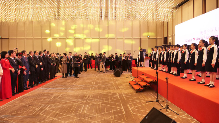 Tiết mục biểu diễn của các cháu thiếu nhi Trung Quốc.