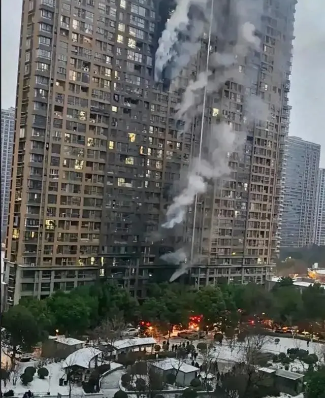 Hiện trường tòa chung cư bị cháy. Ảnh: Weixun Jiangsu