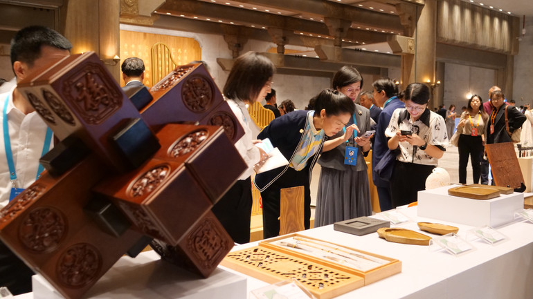 Đại biểu tìm hiểu các sản phẩm thủ công truyền thống của địa phương.