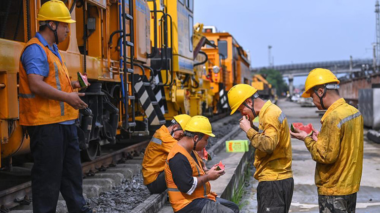 Công nhân đường sắt ở Nam Ninh nghỉ giải lao giữa giờ làm việc. (Ảnh: Tân Hoa Xã)