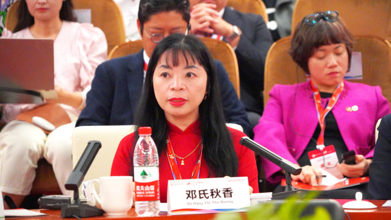 Bà Đặng Thị Thu Hương, Phó hiệu trưởng Trường đại học Khoa học Xã hội và Nhân văn, Đại học Quốc gia Hà Nội phát biểu ý kiến tại lễ khai mạc.