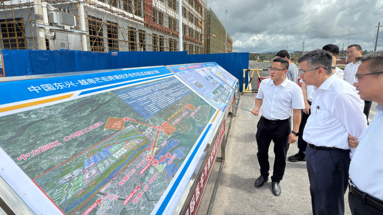 Đại sứ Phạm Thanh Bình khảo sát mô hình hợp tác kinh tế qua biên giới.