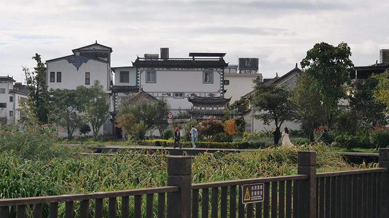 Kiến trúc tường trắng ngói đen với họa tiết trang trí xanh lam đặc trưng. Kiến trúc tường trắng ngói đen với họa tiết trang trí xanh lam đặc trưng.